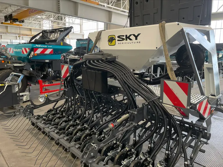 Adieu le bleu Sulky et le vert Chartreuse de Sky Agriculture. Bonjour le blanc titane.