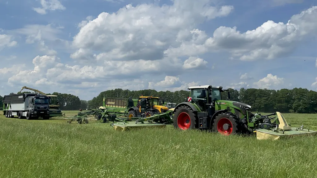 Combinaison de fauche Krone avec tracteur Fendt, andaineur à 4 rotors Krone avec tracteur JCB, remorque autochargeuse Krone et camion Man avec remorqu