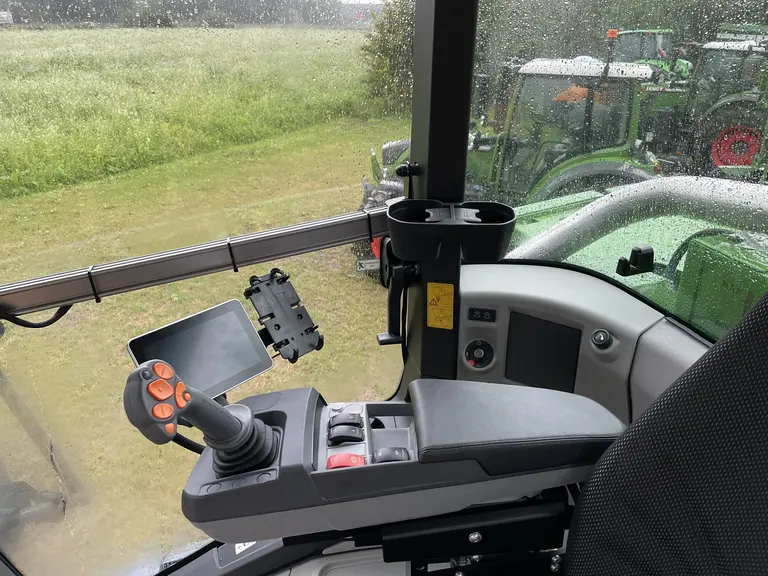 L'accoudoir Claas a été spécialement adapté à la pulvérisation.