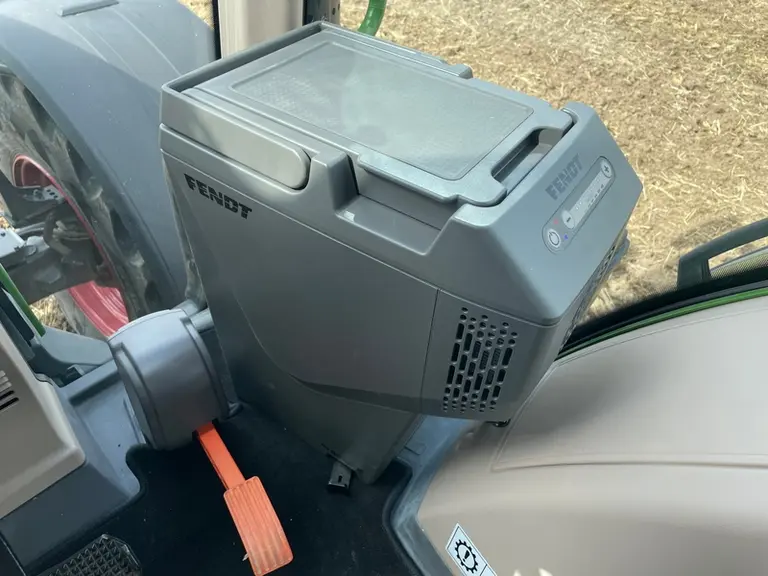 Le tracteur Fendt 728 Vario Gen7 dispose d'une glacière en option qui fait aussi office de réchaud.