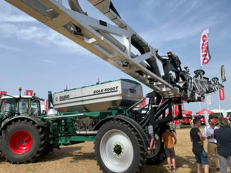 Le distributeur d’engrais traîné Eole 6000T de Duro-France reçoit une rampe alu de 36 m.