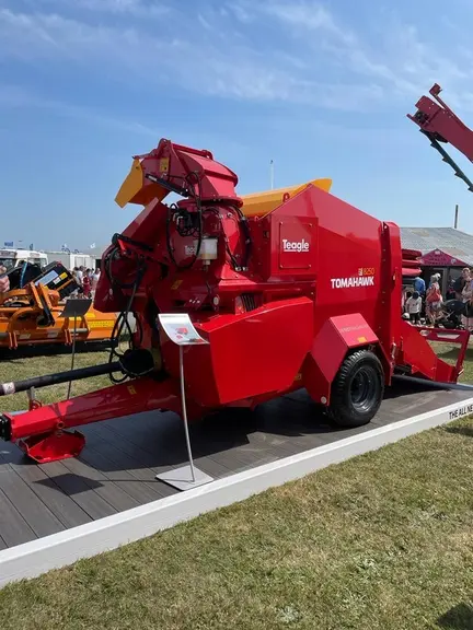 Les pailleuses distributrices 8200 et pailleuses broyeuses 8250 de Teagle se déclinent en version semi-portées homologuées à 40 km/h