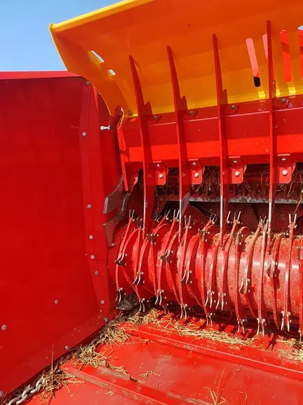 Les pailleuses Tomahawk 8200 de Teagle reçoivent un peigne mobile qui régule le flux sur le démêleur