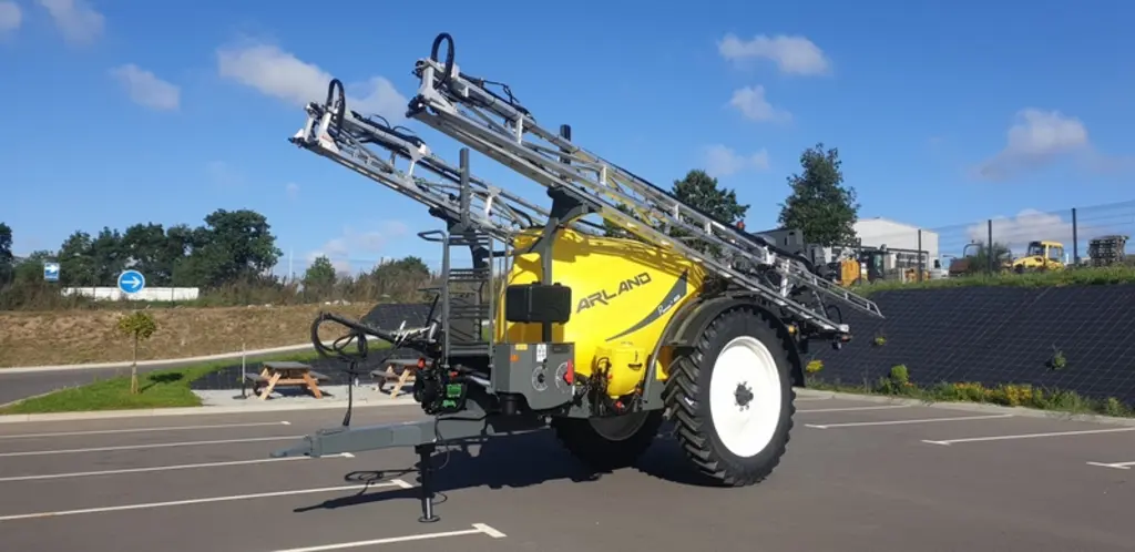 La gamme de pulvérisateurs traînés d'entrée de gramme Premium Plus d'Arland comprend des modèles de 2 600 à 4 000 l.