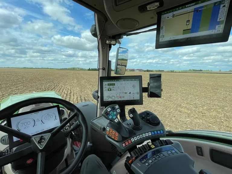Le tracteur Fendt 728 Vario Gen7 essayé reçoit trois écrans.