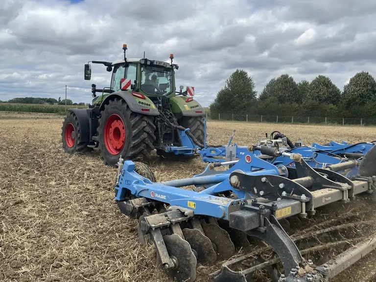 Le tracteur Fendt 728 Vario Gen7 offre une bonne capacité de traction au déchaumage.