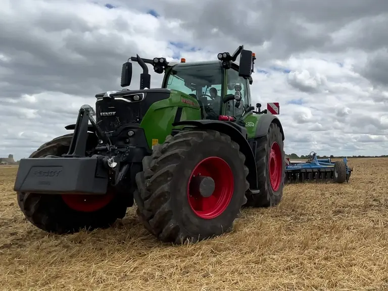 Le tracteur Fendt 728 Vario Gen7 braque très court.