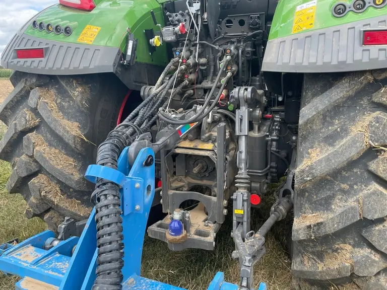 Le tracteur Fendt 728 Vario Gen7 est doté d'un attelage bien agencé. 