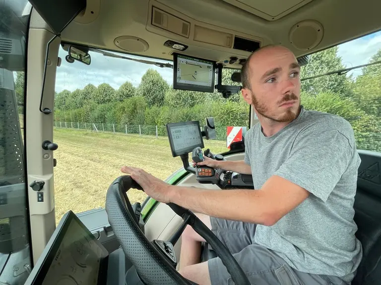 Le tracteur Fendt 728 Vario Gen7 bénéficie de la cabine FendtOne.