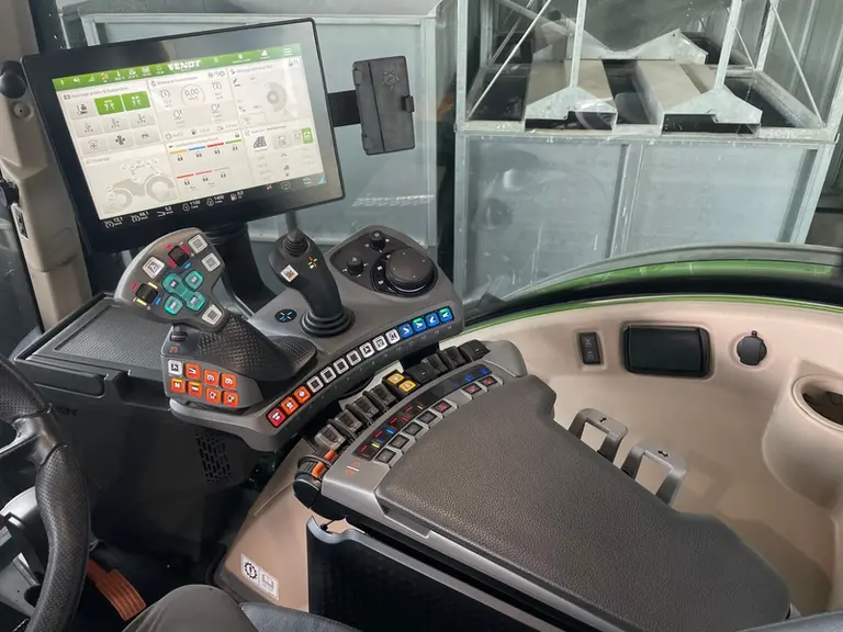 Le tracteur Fendt 728 Vario Gen7 intègre un accoudoir multifonction au code couleur bien étudié.