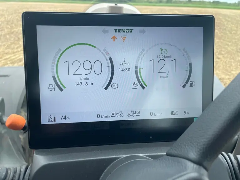 Le tracteur Fendt 728 Vario Gen7 dispose d'un tableau de bord entièrement numérique.