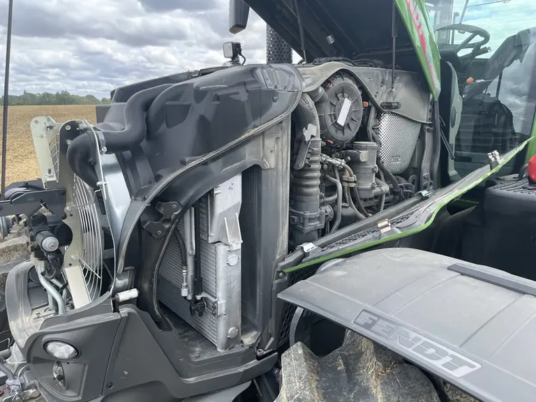 Le tracteur Fendt 728 Vario Gen7 dispose d'un compartiement moteur compact.