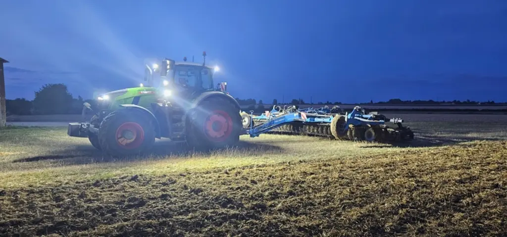 Le tracteur Fendt 728 Vario Gen7 est doté d'un éclairage led très efficace.