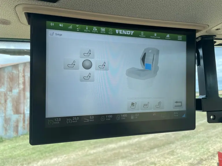Le tracteur Fendt 728 Vario Gen7 est équipé d'un siège à réglage électrique depuis le terminal.