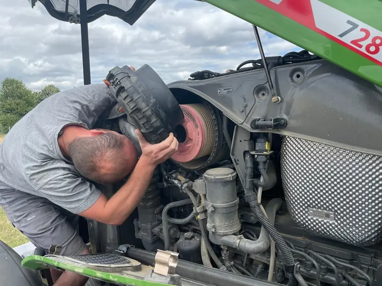 Le tracteur Fendt 728 Vario Gen7 dispose d'un filtre à air peu accessible.