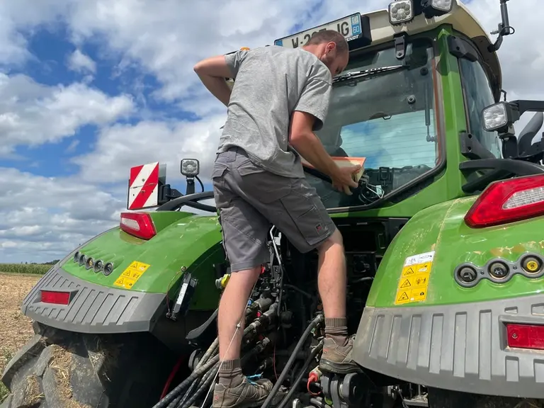 Le tracteur Fendt 728 Vario Gen7 est compatible d'usine avec une filtration de cabine catégorie 4.