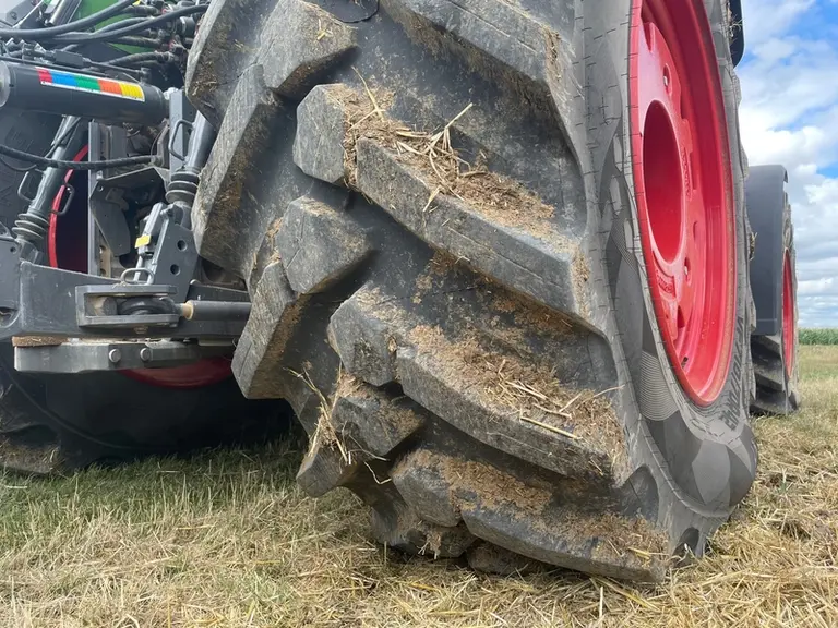 Le tracteur Fendt 728 Vario Gen7 est chaussé avec des pneumatiques VF Nokian Soil King, dont la pression est abaissée à 0,9 bar grâce au télégonflage.