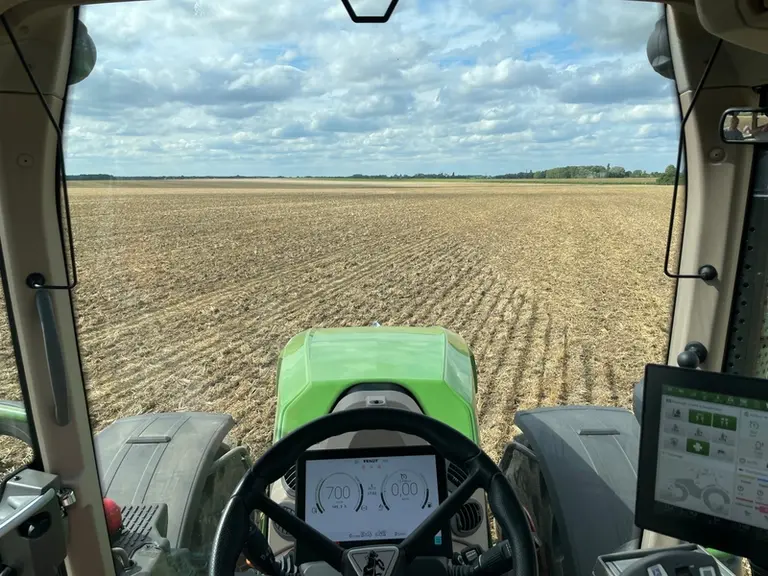 Le tracteur Fendt 728 Vario Gen7 offre une très bonne visibilité sur l'avant.