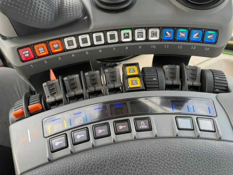 Le tracteur Fendt 728 Vario Gen7 s'illustre avec ses boutons configurables facilement identifiés.