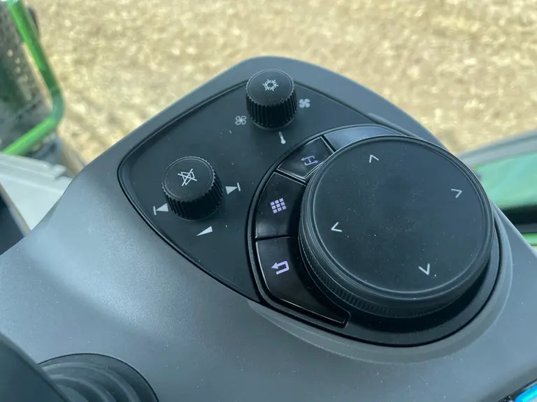Le tracteur Fendt 728 Vario Gen7 propose une commande manuelle pour pallier les limites du tactile.