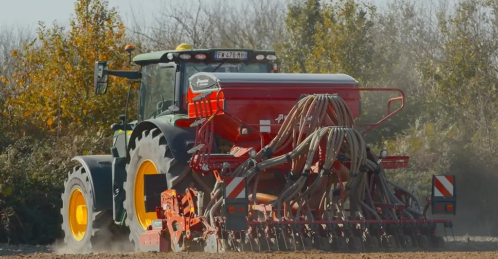 Le semoir multitrémie communique directement avec le tracteur pour faciliter la modulation de semis.