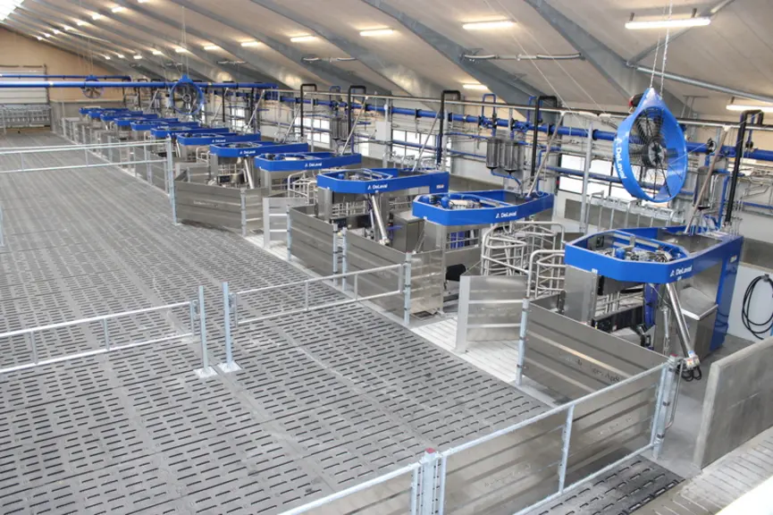 Les 24 robots de traite DeLaval VMS V310 de la ferme danoise Lønholm Agro ApS ne sont pas équipés d'écran individuel, l'agriculteur suivant leur fonct