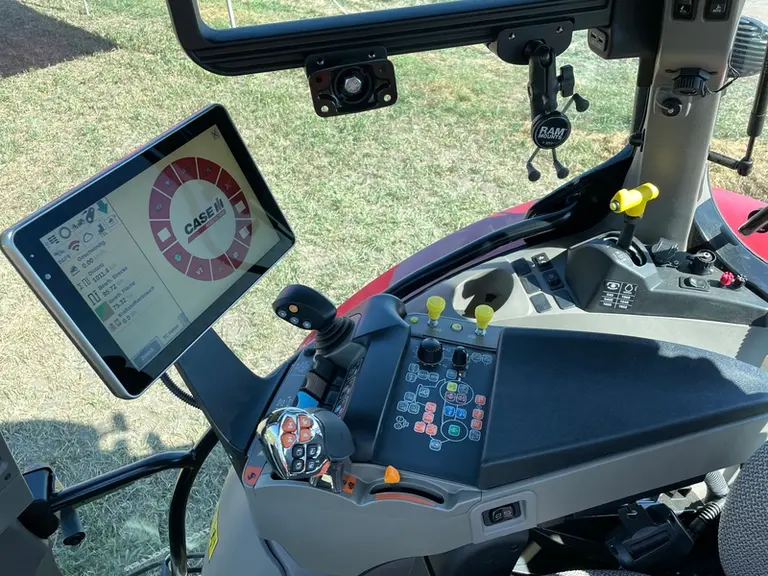 Les tracteurs Case IH Vestrum Active Drive 8 disposent d'une transmission semi-powershift à huit rapports sous charge et trois gammes robotisées.