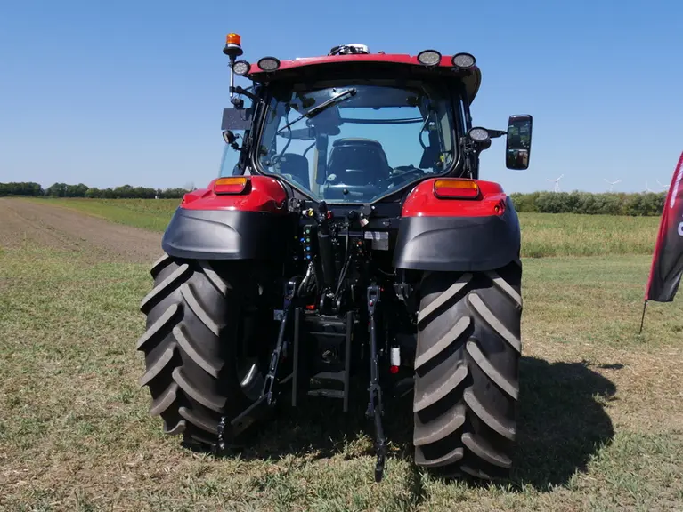 Les tracteurs Case IH Vestrum Active Drive 8 disposent d'un relevage arrière d'une capacité de 5,6 tonnes.