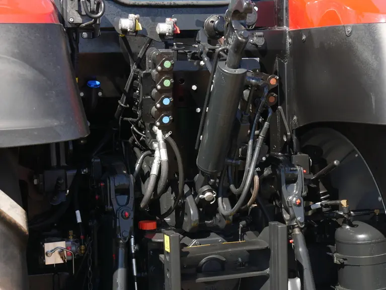 Les tracteurs Case IH Vestrum Active Drive 8 reçoivent jusqu'à quatre distributeurs hydrauliques à l'arriére.