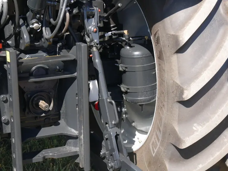 Les tracteurs Case IH Vestrum Active Drive 8 sont disponibles avec des freins à double ligne pneumatiques ou hydrauliques.
