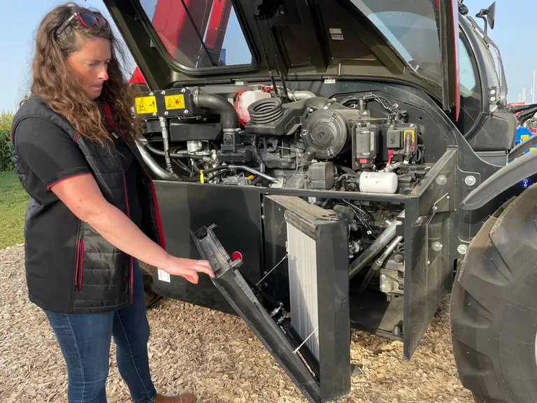 Le chargeur télescopique Farmlift de Case IH bénéficie d'un nouveau capot moteur en plusieurs parties facilitant l'accès pour l'entretien.