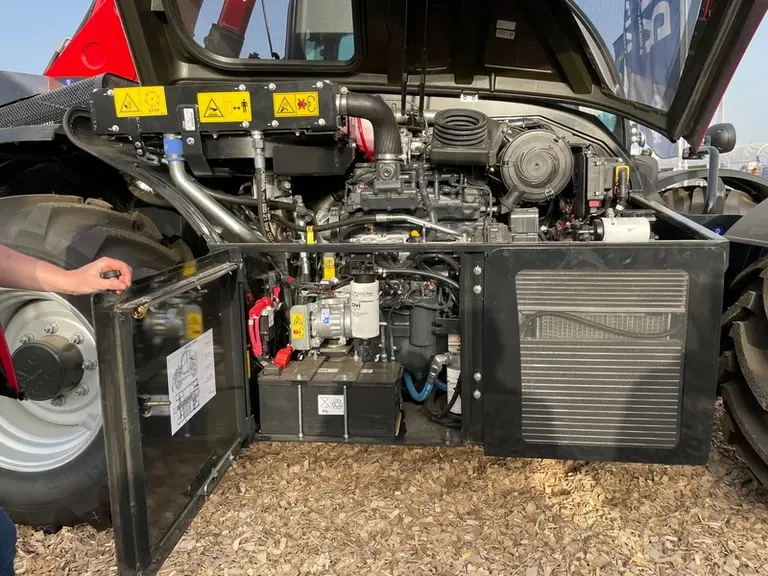 Le chargeur télescopique Farmlift de Case IH bénéficie d'un nouveau capot moteur en plusieurs parties facilitant l'accès pour l'entretien. Il est équi