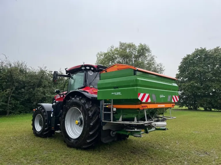 L'épandeur d'engrais ZA-TS 5000 est le plus gros appareil porté de la gamme Amazone.