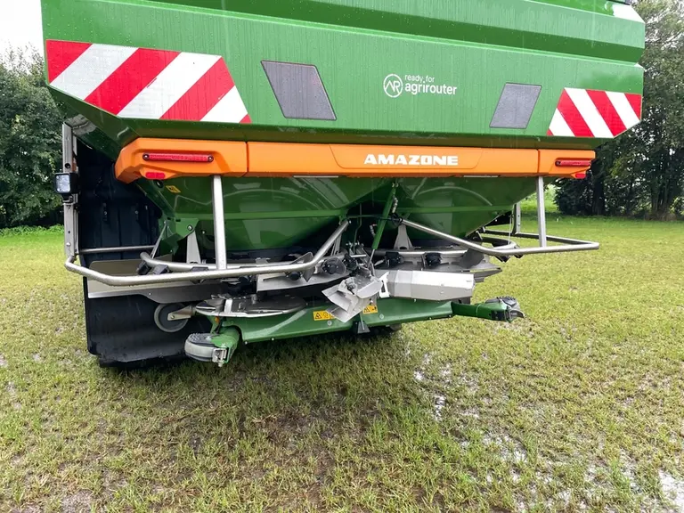 La distribution de l'épandeur d'engrais ZA-TS 5000 d'Amazone débite jusqu'à 650 kg/min.