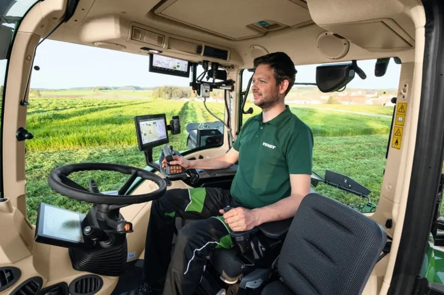 Le joystick ErgoSteer de Fendt permet de contrôler la direction du tracteur avec la main gauche, sans agir sur le volant.