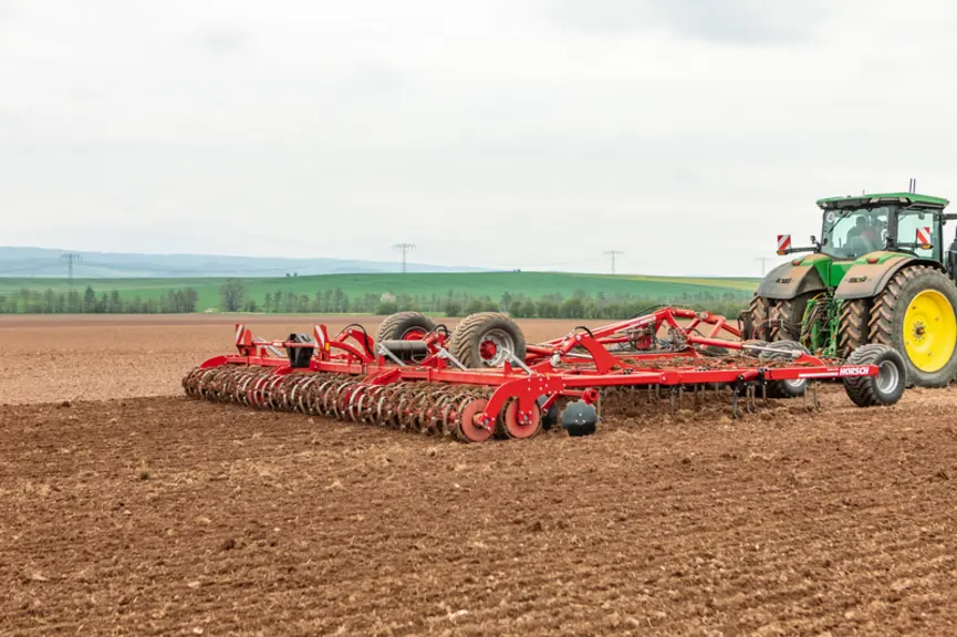 Le déchaumeur à dents Horsch Cruiser 9 XL affiche une largeur de 9 m.