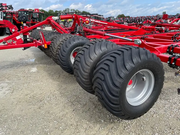 Le déchaumeur à dents Horsch Cruiser 9 XL peut être équipé en option de 9 roues de jauge à l'avant.
