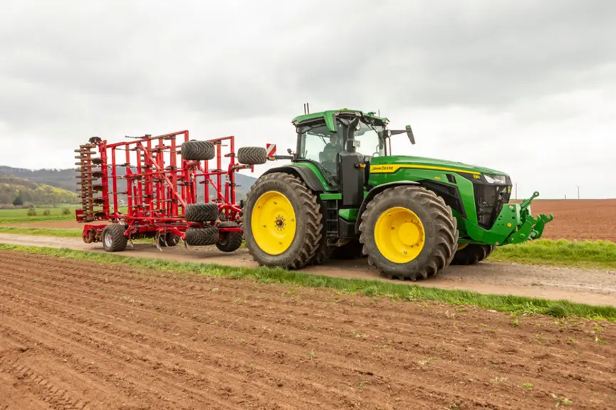 Le déchaumeur à dents Horsch Cruiser 9 XL demande un tracteur de plus de 400 ch pour travailler à 15 cm de profondeur.