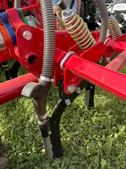 Le semoir à dents Lynx de Weaving profite de dents fines verticales sur sécurité à ressort.