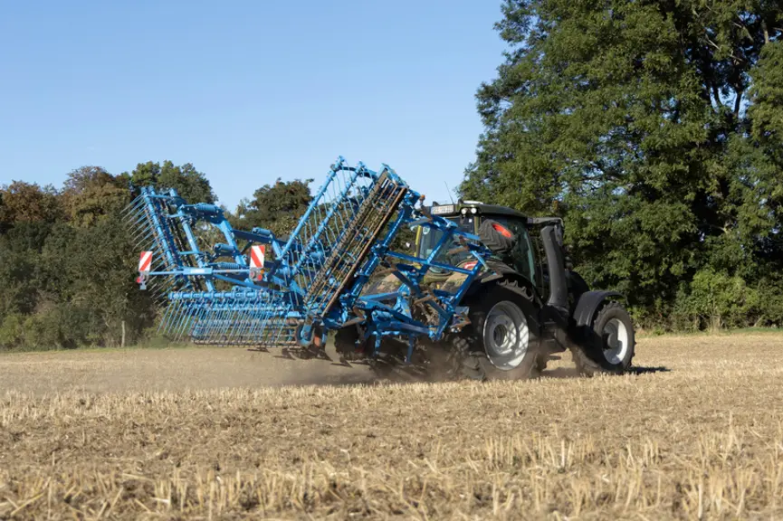 Le scalpeur Koralin de Lemken  dispose de deux extensions repliables, chacune munie d'une roue de jauge, la partie centrale intégrant également deux r