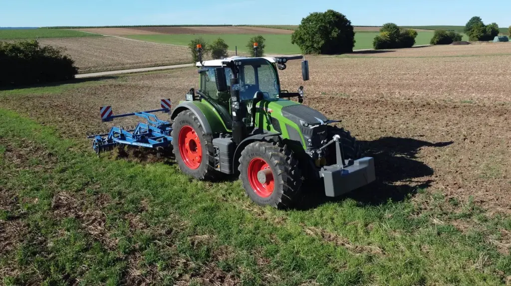 Tracteur agricole Fendt 600 Vario au champ avec outil Lemken
