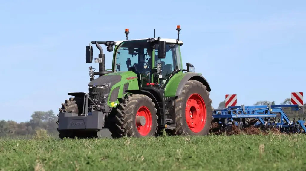 Tracteur agricole Fendt 600 Vario au champ avec outil de travail du sol Lemken