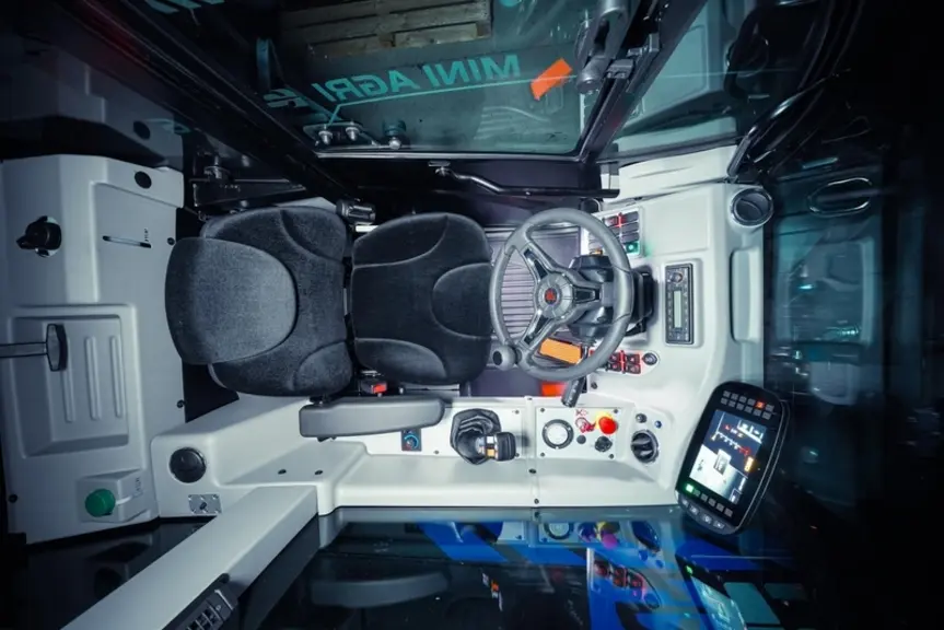 Le chauffeur bénéficie d'un espace de travail silencieux, grâce à l'animation 100 % électrique du télescopique Mini Agri-e de Dieci.