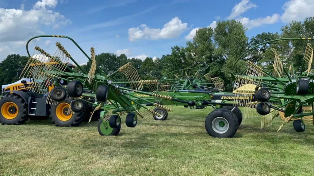 L'andaineur à quatre rotors Swadro TC 1570 de Krone accède en option à l'automatisme Section Control.
