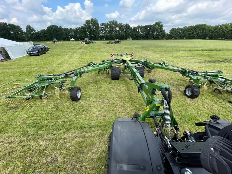 L'andaineur Swadro TC 1570 de Krone se caractérise par ses deux grands bras disposés en V supportant les rotors avant.