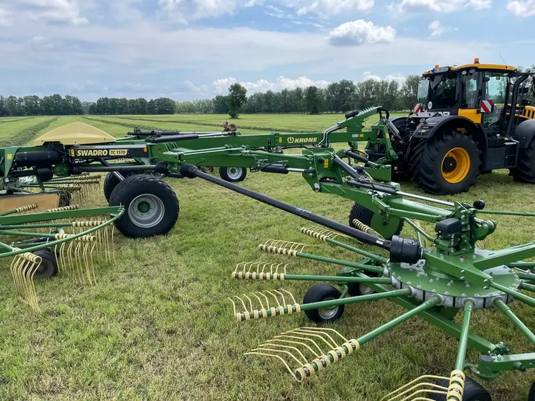 L'andaineur à quatre rotors Swadro TC 1570 de Krone est entraîné par des cardans et des boîtiers renvoi d'angle.