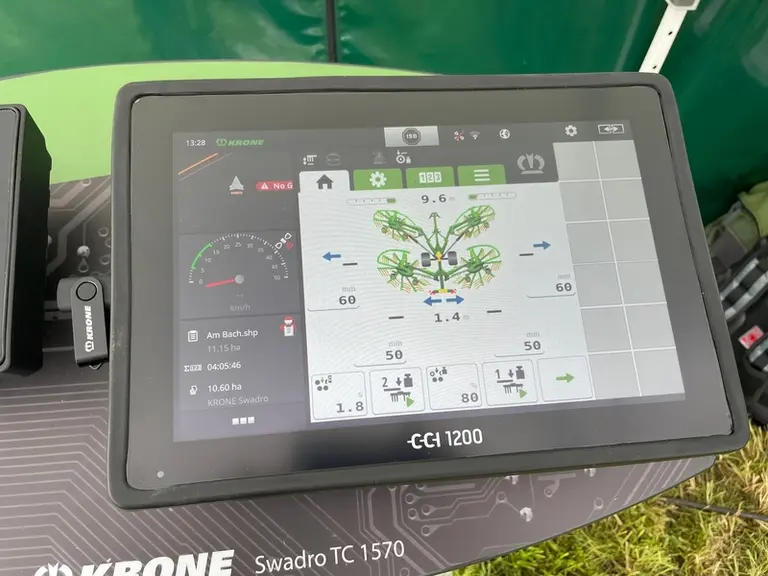 L'andaineur à quatre rotors Swadro TC 1570 de Krone intègre le pilotage Isobus.