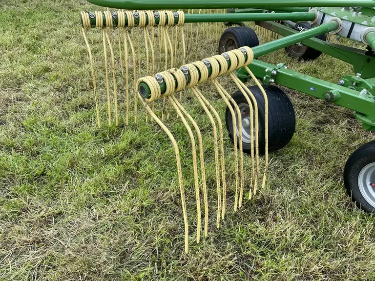 Les deux rotors arrière de l'andaineur Swadro TC 1570 de Krone reçoivent cinq dents doubles par bras.