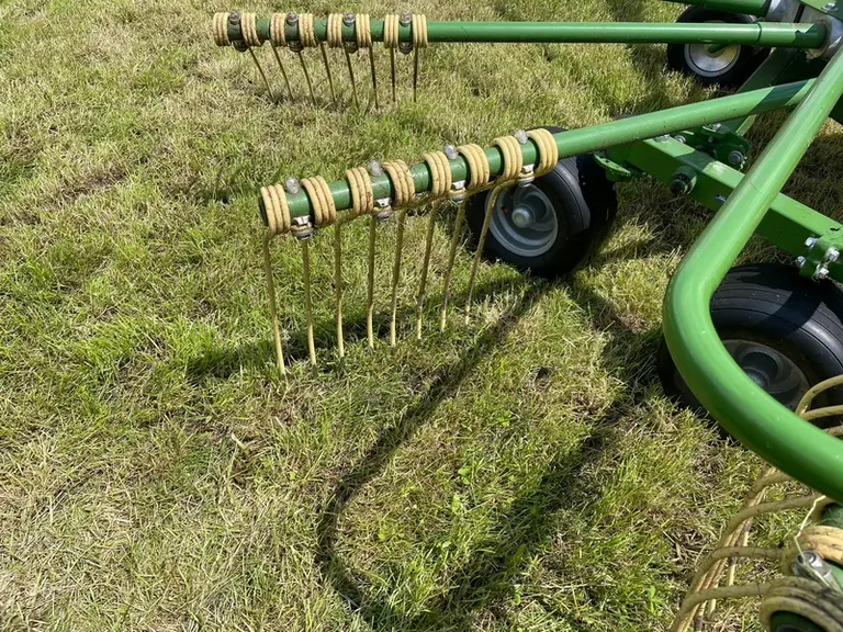 Les deux rotors avant de l'andaineur Swadro TC 1570 de Krone reçoivent quatre dents doubles par bras.