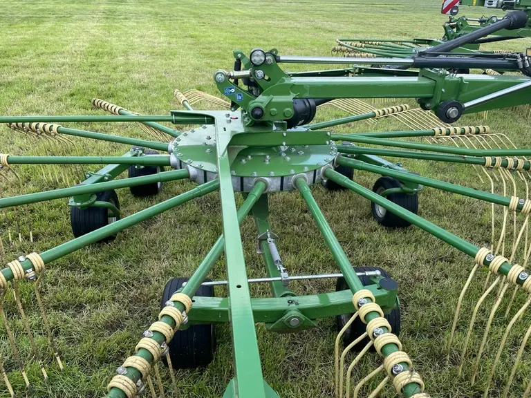 Les quatre rotors de l'andaineur Swadro TC 1570 de Krone reposent en option sur six roues de jauge (quatre en standard).